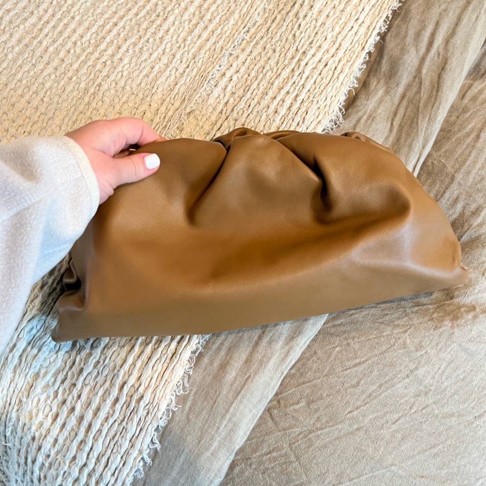 BOTTEGA VENETA FULL SIZE POUCH RARE CAMEL - Picture 2 of 2